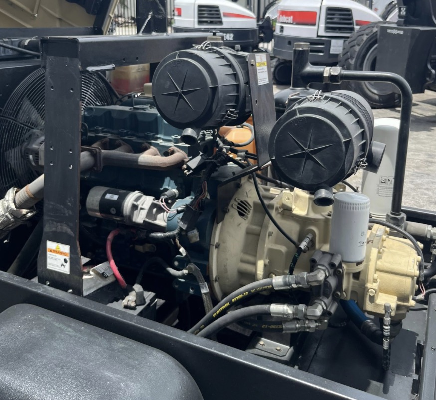 Doosan C185, engine bay