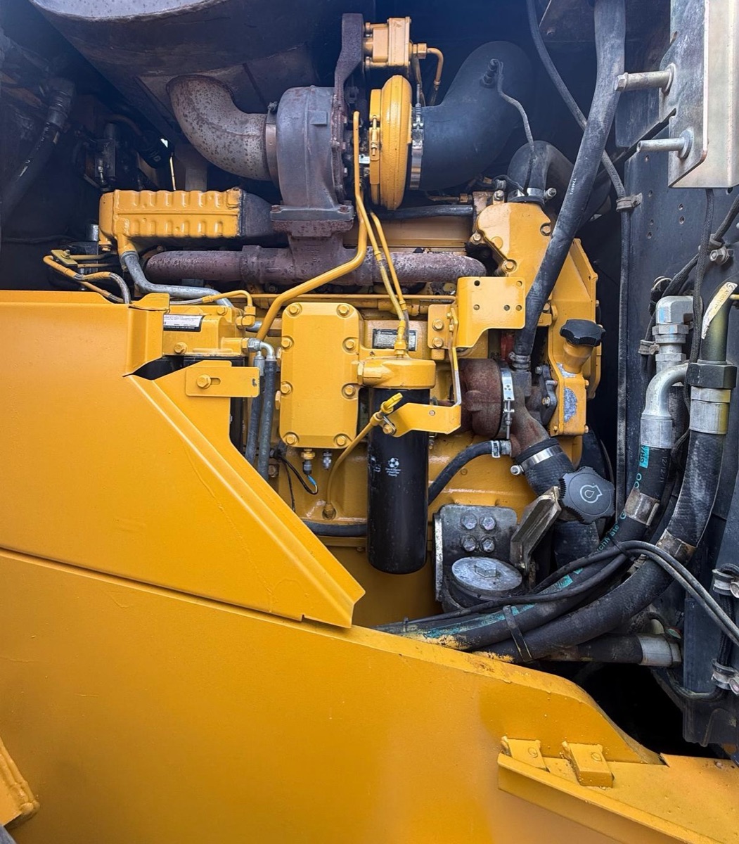 2012 John Deere 824K Wheel Loader, view 2
