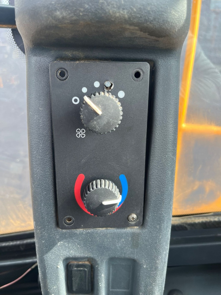 2012 John Deere 824K Wheel Loader, view 5
