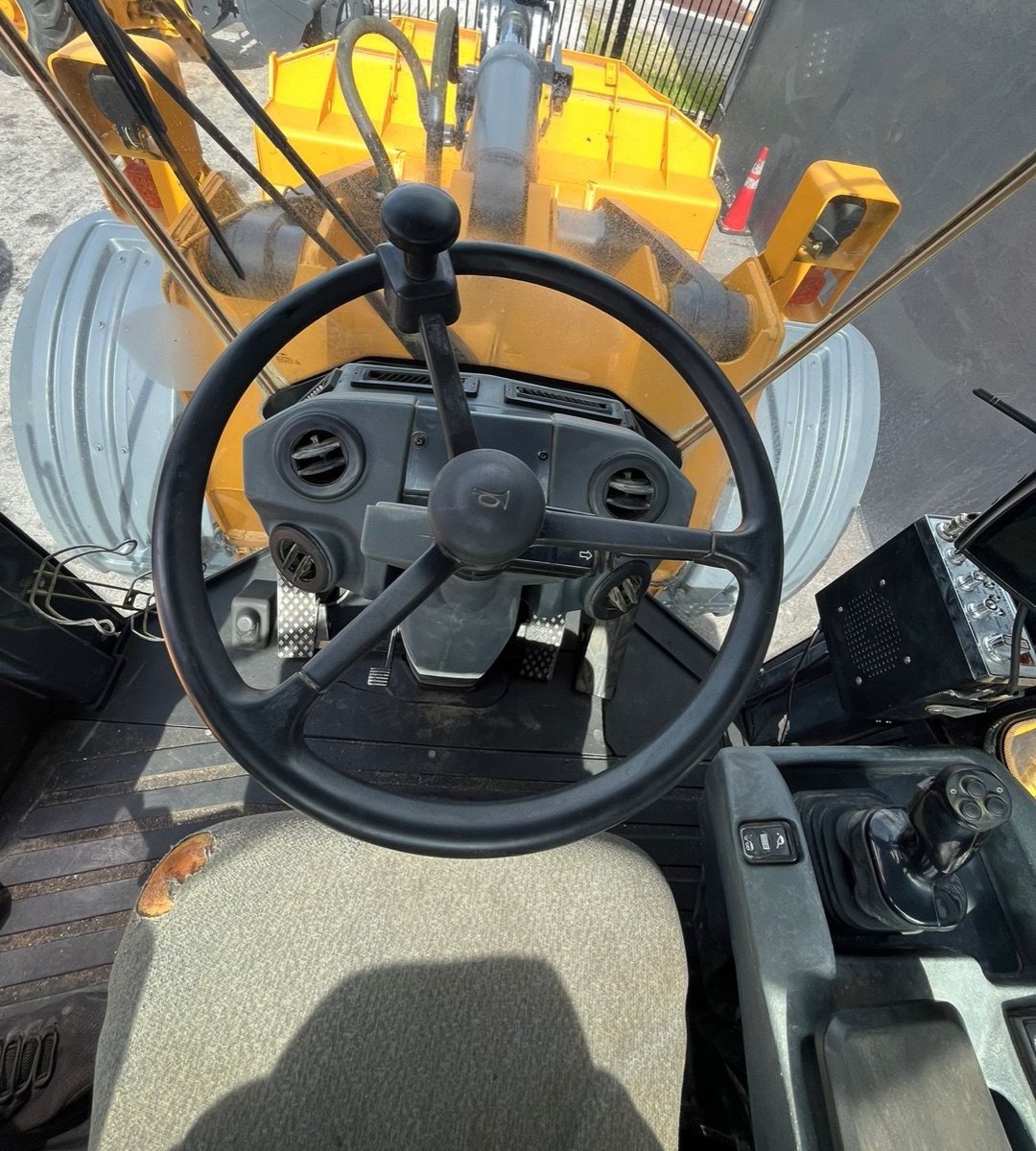 2012 John Deere 824K Wheel Loader, view 9