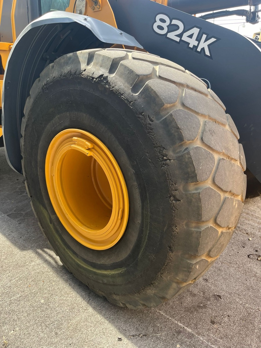 2012 John Deere 824K Wheel Loader, view 12