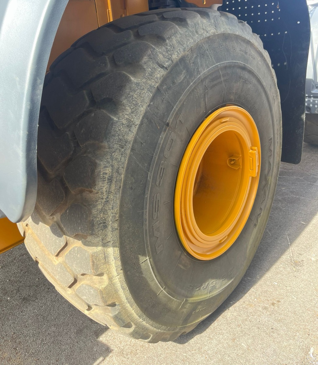2012 John Deere 824K Wheel Loader, view 13