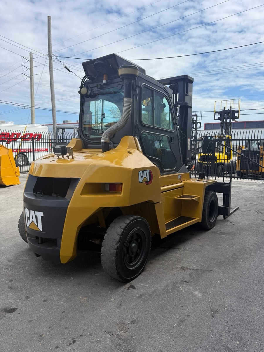 2014 Cat DP70N 12,300 lb Diesel Forklift, view 2